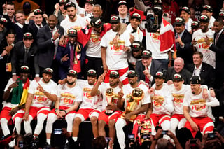 Los campeones posan para la postal tras recibir el título de la NBA y el premio del MVP otorgado a Kawhi Leonard (c). (ARCHIVO)