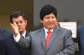 El expresidente de la Federación Peruana de Fútbol (FPF), Edwin Oviedo, permanecerá en prisión mientras espera juicio por el asesinato de dos sindicalistas de una empresa que dirigía. (ARCHIVO)