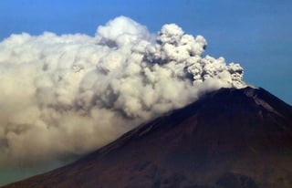 Durante las primeras horas de este viernes el volcán Popocatépetl presentó una explosión que generó una columna eruptiva con contenido de ceniza. (ARCHIVO)