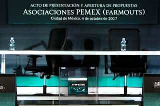 La cancelación de farmouts podría complicar a Petróleos Mexicanos (Pemex) llegar a la meta de producción de 2.4 millones de barriles para 2024, además de generar una mayor presión a sus estados financieros. (ARCHIVO)