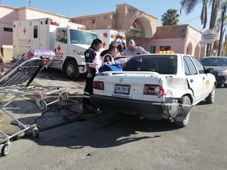 Fue el conductor del Nissan quien se percató del accidente y decidió ayudarlo, así como trasladarlo en su auto hasta la Cruz Roja. (EL SIGLO DE TORREÓN)
