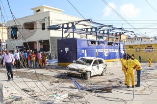 Además de los muertos, una de las explosiones, de un coche bomba, dejó 16 personas más heridas, algunas de ellas de gravedad, precisó el médico Abdiqadir Aden, del servicio de ambulancias Aamin. (EFE)

