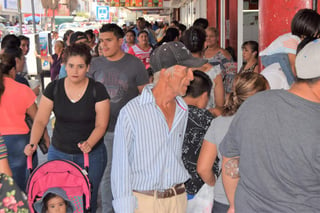 Las calles y establecimientos comerciales localizados, principalmente por la calle Hidalgo, lucían llenos, pues desde temprano acudieron a comprar el regalo para los papás. (EL SIGLO DE TORREÓN) 
