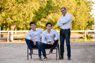 Víctor Bretado Fernández con sus hijos, Víctor y Ricardo Bretado Rojas.