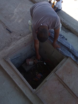 En Nuevo Reynosa entierran cisternas para extraer agua. (EL SIGLO DE TORREÓN)