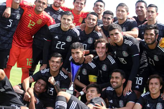 Los jugadores mexicanos festejan con el premio en el torneo anteriormente conocido como Esperanzas de Toulón. (CORTESÍA)