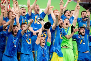 Los jugadores de la selección europea festejan con el título del Mundial tras derrotar a Corea del Sur en la final. (EFE)