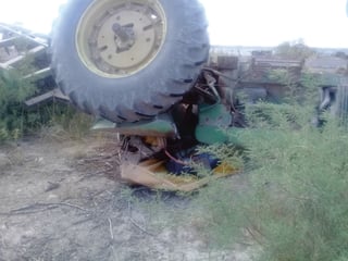 El tractor quedó prácticamente destrozado y tuvo que ser removido con el apoyo de una grúa. (EL SIGLO DE TORREÓN)