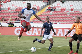 Frantzdy Pierrot (20) fue la figura del partido al anotar los dos goles que le dieron la victoria al cuadro haitiano ante el cuadro de Bermudas. (EFE)