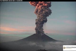Hoy por la mañana, se registró una explosión en el volcán Popocatépetl, la columna alcanzó una altura de cuatro a cinco kilómetros.  (TWITTER)