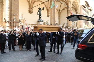 Los restos de Zeffirelli fueron acogidos por sus dos hijos adoptivos, Luciano y Pippo, el alcalde de Florencia, Dario Nardella, y la delegada del gobierno, Laura Lega. (EFE)
