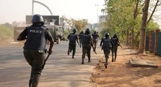 Los atentados, atribuidos al grupo islamista Boko Haram, se registraron la víspera, alrededor de las 21:00 horas locales (18:00 GMT) en la aldea de Konduga, ubicada a unos 25 kilómetro de la ciudad de Maiduguri, capital de Borno, noreste de Nigeria. (AP)
