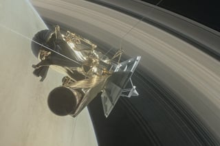 La cápsula Cassini envió datos que destacan el papel de las lunas en la formación de los anillos del planeta. (ARCHIVO)