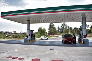 Las gasolineras más alejadas de las ciudades, sin vecinos con los cuales competir, venden el combustible más caro al público en general, afirma el Banco de México (Banxico). (ARCHIVO)