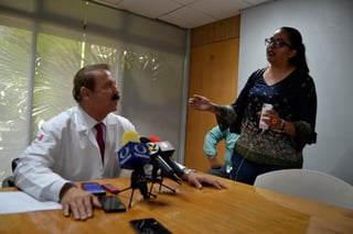 Ante medios de comunicación, el director del ISSSTE, César Guillermo Mendoza Ochoa, dijo a pacientes de hemodiálisis y sus familiares que el servicio no se suspende y que todo fue un rumor. (EL SIGLO DE TORREÓN) 