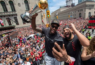 Junto al rapero canadiense Drake, los jugadores de los Raptors de Toronto festejaron el título de la NBA por las calles de su ciudad. (AP)