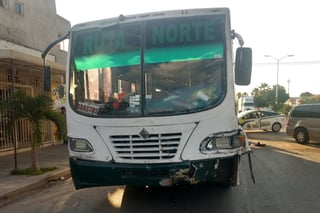 Conductor de camioneta se impacta contra autobús de pasajeros en Torreón, no se reportaron lesionados. (EL SIGLO DE TORREÓN)