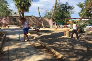 Realizan trabajo de limpieza de la plaza de la colonia Obrera. (EL SIGLO DE TORREÓN/GUADALUPE MIRANDA)