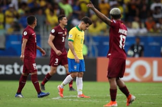 El atacante Phillipe Coutinho anotó un tanto para Brasil, pero fue anulado tras la revisión del árbitro central en el sistema VAR debido a un fuera de lugar de Roberto Firmino que intervino en la jugada. (AP)