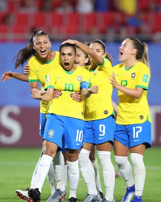 Las jugadoras sudamericanas festejaron con Marta tras marcar desde los once pasos el gol de la victoria. (EFE)