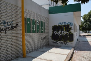 El lugar está vandalizado, con sus paredes llenas de grafiti y sin vigilancia para evitar que siga siendo víctima de destrozos. (EL SIGLO DE TORREÓN)
