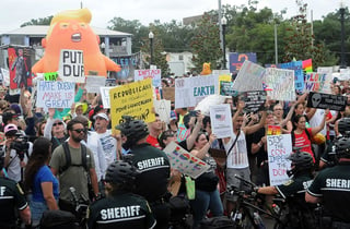Unos 3 mil manifestantes se concentraron en Orlando para anunciar al mandatario que no tendrá su apoyo en la elección de 2020. (EFE)