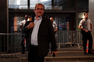 El expresidente de la UEFA, Michel Platini, sale de la Oficina Anticorrupción de la policía tras ser interrogado. (EFE)