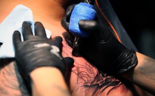 Los tabús sobre los tatuajes y perforaciones continúan. (EL SIGLO DE TORREÓN)