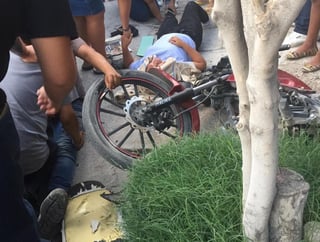 Una familia quedó lesionada tras un choque con un taxi, se los llevaron a la clínica 16 del IMSS. (EL SIGLO DE TORREÓN)