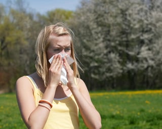 El efecto irritativo de los contaminantes ambientales y las alergias por polen se asocian al incremento en las exacerbaciones de eventos asmáticos en personas con esa enfermedad. (ARCHIVO)