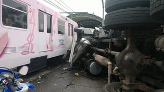  Autoridades Protección Civil y Bomberos de Jalisco atienden el choque del tren ligero y un tractocamión registrado la mañana de hoy en esta ciudad, con saldo de cuatro personas lesionadas. (TWITTER)