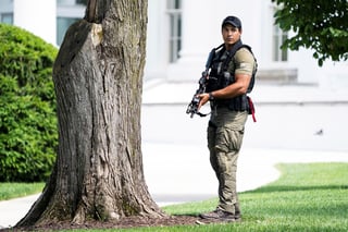  El Servicio Secreto de Estados Unidos detuvo hoy a un hombre que abandonó un paquete sospecho en la avenida Pennsylvania, cerca de la Casa Blanca, donde se encontraba un grupo de periodistas y que fue cerrada de inmediato, informaron medios locales. (EFE)