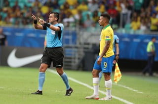 El árbitro Julio Bascuñán invalidó un gol anotado por Gabriel Jesús (d), tras consultar el VAR en el partido del Grupo A, contra Venezuela. (AP)