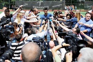 Novak Djokovic se dirige a medios de comunicación tras una sesión de entrenamiento en Belgrado, Croacia. (EFE)