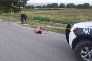 La mujer fue localizada tendida en el pavimento sobre la carretera Gómez Palacio-Durango. (EL SIGLO DE TORREÓN)