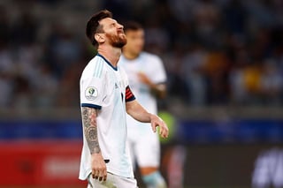 Lionel Messi se lamenta durante el juego de ayer; el astro del Barcelona anotó el único gol de Argentina.