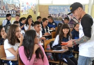 El 'Jaguar' Andrés Gutiérrez tuvo una interacción con estudiantes de la Secundaria Técnica No. 11 de San Juan del Río. (PROMOCIONES DE PUEBLO)