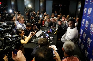 Zion Williamson, de la Universidad Duke, atiende a los medios de comunicación en la rueda de prensa previa al Draft de la NBA, que se celebrará en Nueva York, Estados Unidos. (AP)