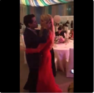 En la grabación de poco más de un minuto, se observa al expresidente bailando con una mujer y poco después baila y besa a Tania Ruiz, mientras de fondo se escucha la cumbia 17 años, de los Ángeles Azules.

(TWITTER)