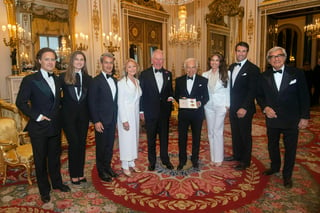 El diseñador recibió la insignia, otorgada por la reina Isabel II, en una ceremonia privada el miércoles en el Palacio de Buckingham. (AP)
