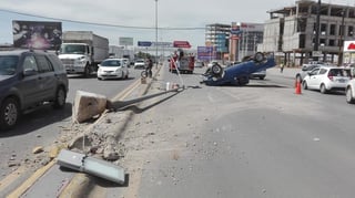 El accidente se reportó alrededor de las 16:20 horas, en los carriles de circulación que dirigen de Torreón a San Pedro. (EL SIGLO DE TORREÓN)
