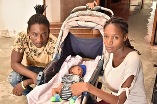 La familia de haitianos se encuentra en resguardo en el albergue del DIF Municipal de Gómez Palacio. (EL SIGLO DE TORREÓN)