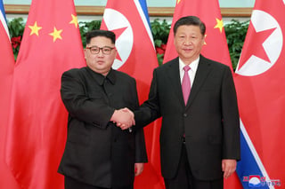 Xi y su comitiva fueron recibidos por el líder norcoreano y su esposa, Ri Sol-ju. (EFE)