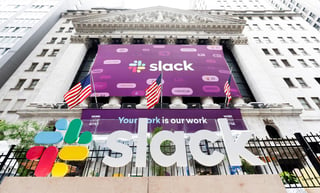Imagen que muestra el logotipo de la tecnológica Slack durante su debut en bolsa, en la Bolsa de Nueva York. (ARCHIVO)