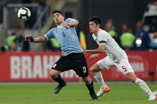 El delantero charrúa, Luis Suárez, ayudó con uno de los dos goles con los que su equipo logró emparejar el duelo ante los nipones. (EFE)