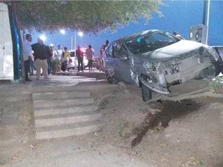 Una joven terminó debajo de un auto que se subió a la banqueta luego de chocar con una camioneta. (EL SIGLO DE TORREÓN)