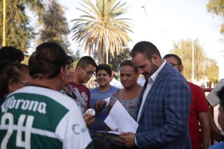 El alcalde Jonathan Ávalos Rodríguez recorrió las calles en busca de llevar mejoras en todos los aspectos. (EL SIGLO DE TORREÓN) 


