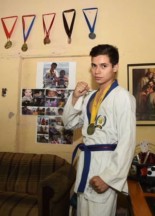 Este joven ha encontrado su pasión en el tae kwon do y su disciplina lo ha llevado a brillar. (EL SIGLO DE TORREÓN/JESÚS GALINDO) 