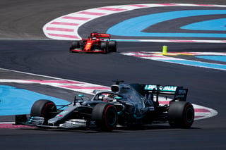 Lewis Hamilton en acción durante la clasificación para el Gran Premio de Francia; el británico ganó la 'pole' y suma 86 en su carrera. (EFE)