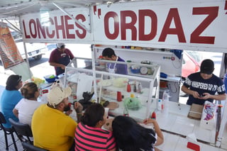 La familia Ordaz estima que tiene cerca de 70 años elaborando lonches en el Centro de Torreón. (EL SIGLO DE TORREÓN)